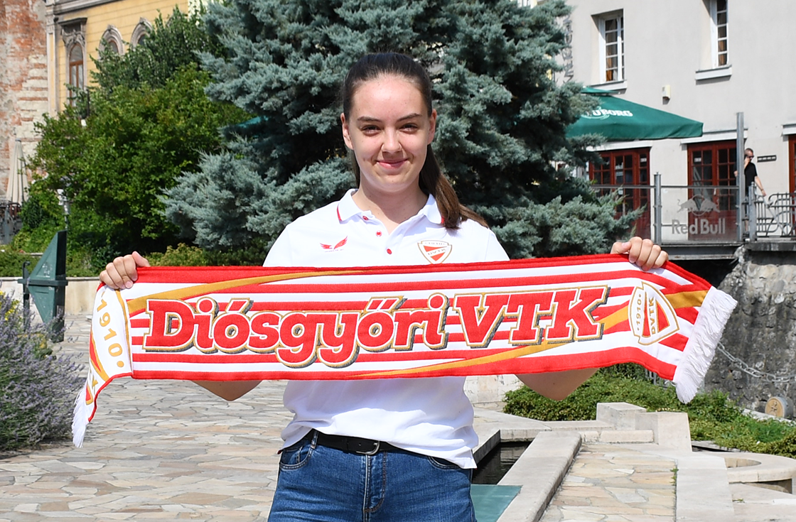 Kalmár Viktória szerződést hosszabbított