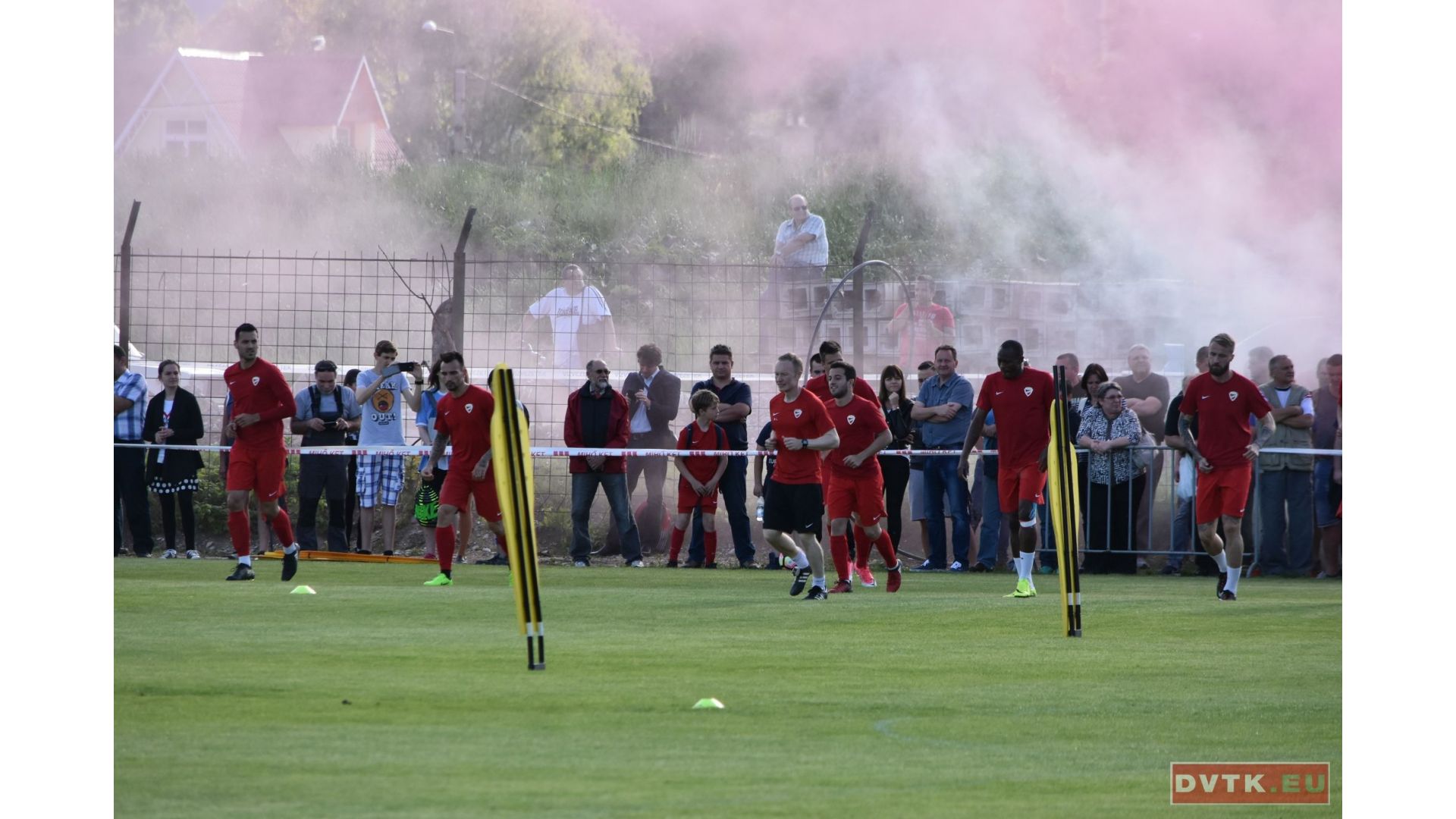 edzes_szurkolokkal08.jpg